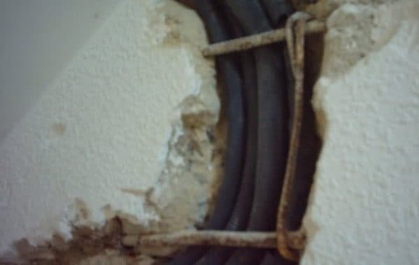 Una deficiencia constructiva: cables versus viga