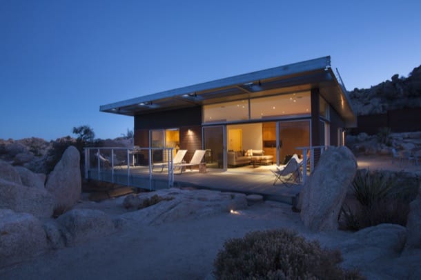 fachada casa con estructura metálica en Yucca Valley