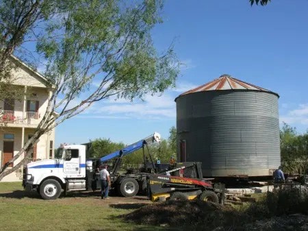 trasladando un silo para alojamiento rural
