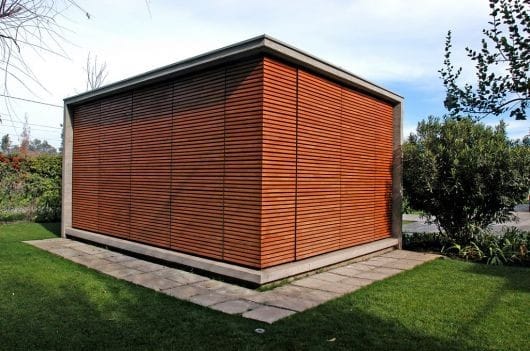 oficina cubo con celosia exterior de madera