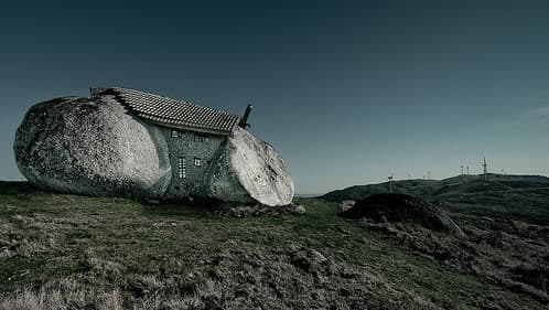 casa hecha entre las rocas en Fafe 