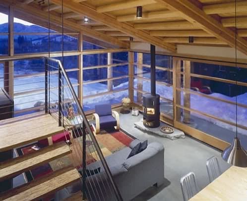 interior cabaña de madera en las montañas