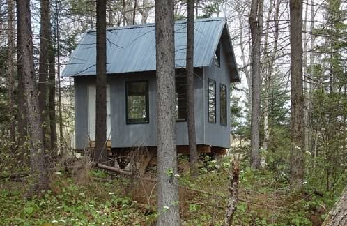 cabaña minimalista de madera en un bosque de Vermont
