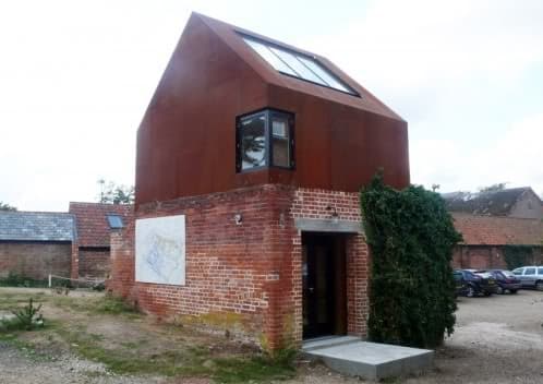 dovecote-estudio-prefabricada en chapa metálica soldada