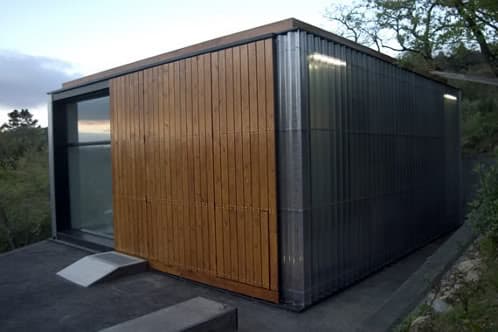 refugio-moderno-tierra-madera-1.jpg