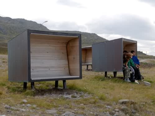 paradas-bus-madera junto al fiordo