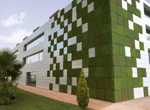 fachada vegetal con paneles LIFEWALL de Ceracasa