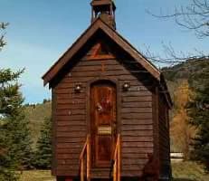 capilla de madera sobre ruedas