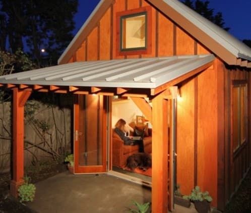 casa-minima-prefabricada-patio-trasero