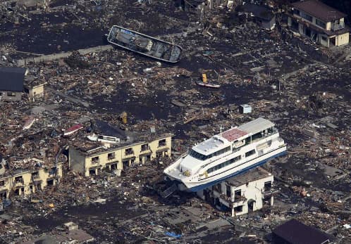 barco-encima-casa-tsunami-japon