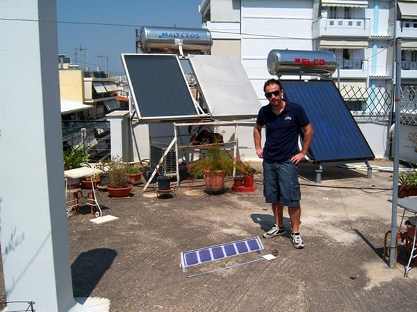 Makis Morianos con prototipo panel solar