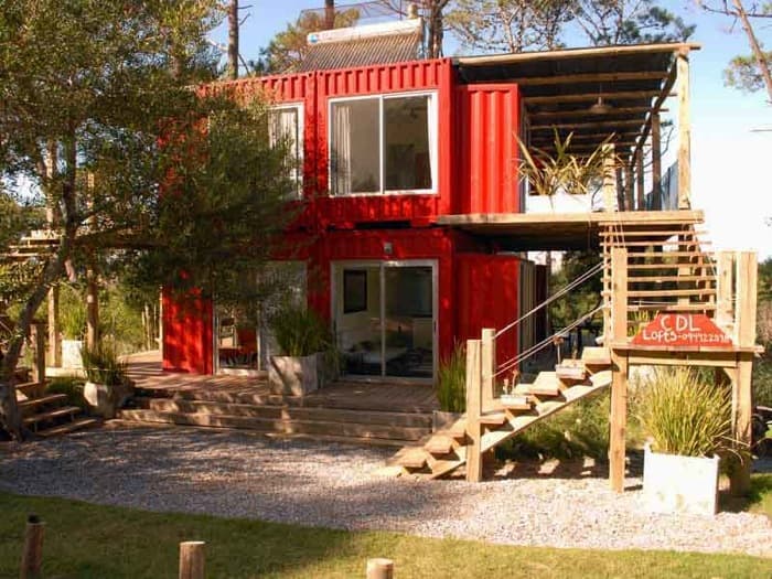 exterior-hotel-ecologico-contenedores-apilados