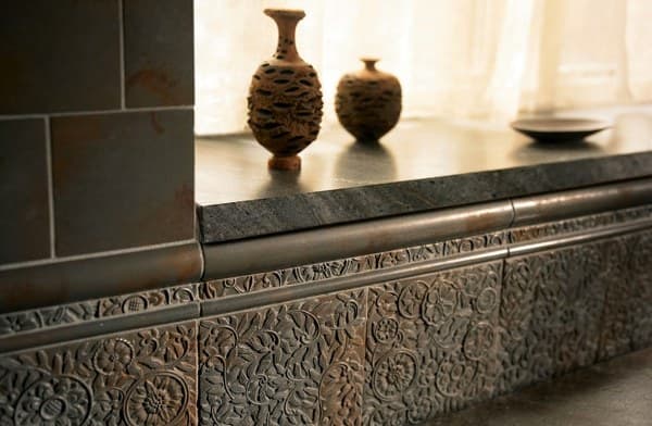 Azulejos-metalicos-bronce-con-material-reciclado-4