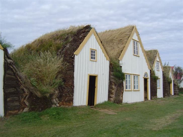 casas-revestimiento-vegetal-y-piedra-Islandia-2