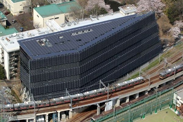 Edificio cubierto con paneles solares
