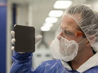 cientifico de Natcore con célula solar negra
