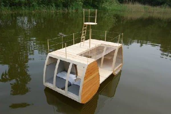 casa flotante de madera
