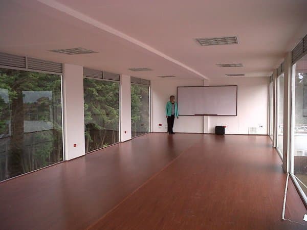 interior-aula-Universidad-con-contenedores-ISO40