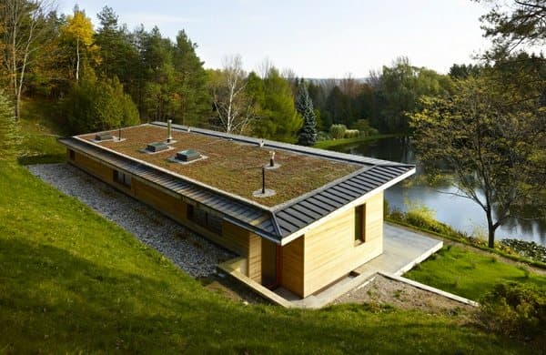 cubierta ajardinada de +House, una casa sostenible junto a un lago