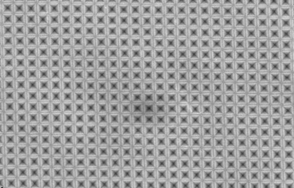 superficie-solar-nanopiramides-invertidas