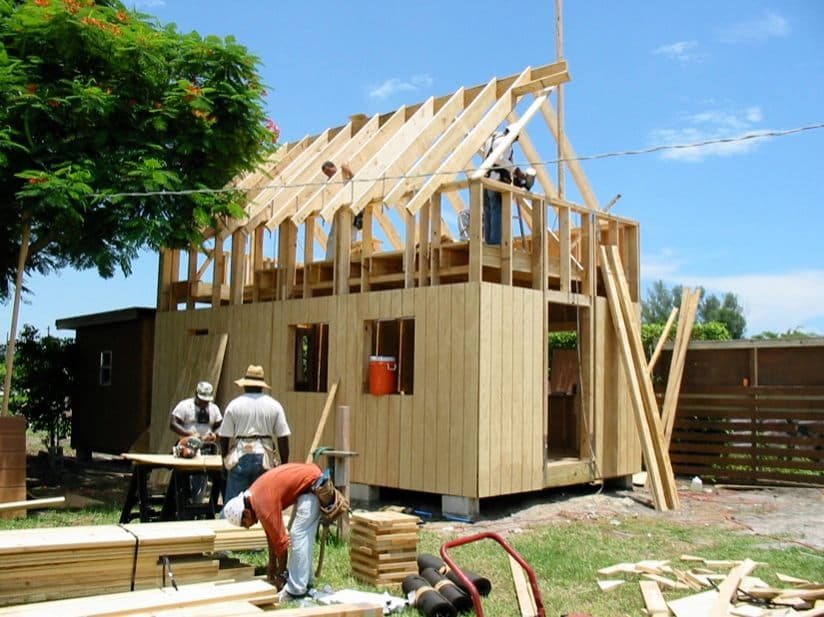 Casa-diminuta-Homesteader-construyéndose