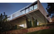 BF House: casa prefabricada en ladera