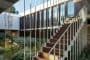 exterior-casa-prefabricada-BF-escalera acceso al patio-jardín