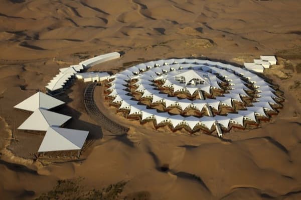 Hotel-Lotus-arquitectura-prefabricada-desierto-vista aérea