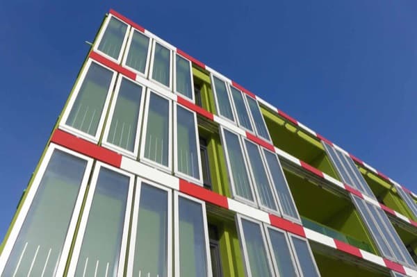 fachada-pantallas-microalgas-BIQ_House