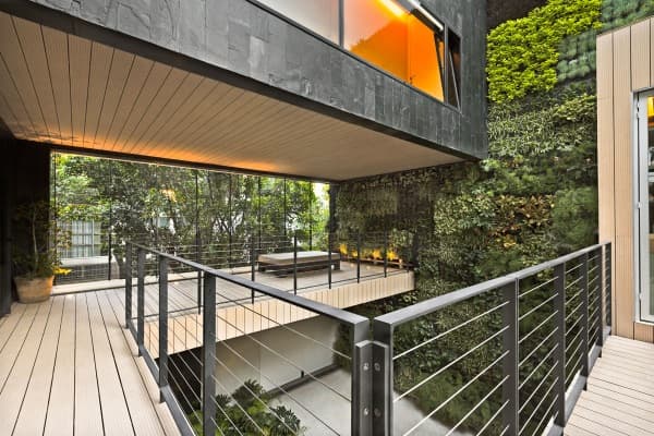CorManca: casa con jardín vertical en su patio (Ciudad de México)