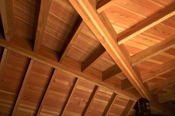 Cabaña-Alpina-madera-detalle-techos