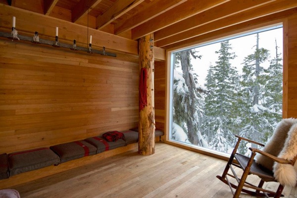 Cabaña-Alpina-madera-ventana-sala