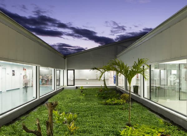 Hospital-prefabricado-Puyo-interior-patio