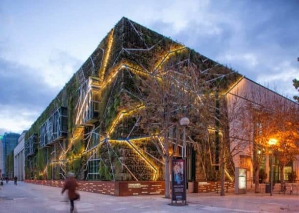 jardin-vertical-Palacio-Congresos-Vitoria-iluminado