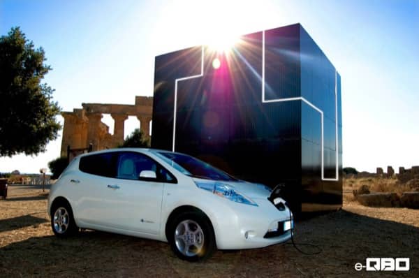 e-QBO-cubo-fotovoltaico-recargando-coche-electrico