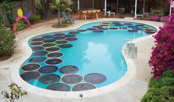 calentar-agua-piscina-con-aros-y-plastico-negro