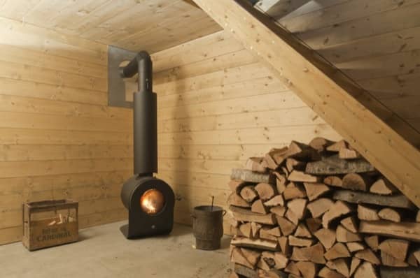 chimenea-sotano-Windig-casa-minima-madera