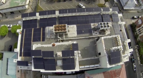 instalación-hibrida-Solar-Eólica-Kingston-edificio_MFG