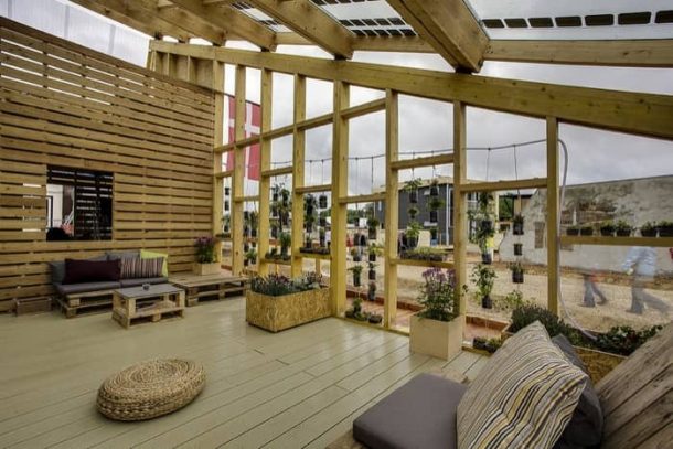 Embrace-casa-solar-terraza-comun
