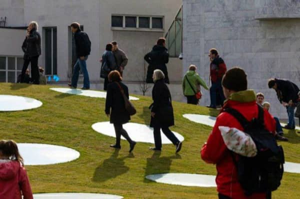 Museo-Stadel-gente-caminando-por-la-azotea