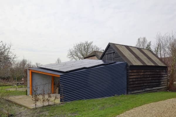 Tiny_Solar_Shed-cobertizo-alimenta-energia-solar-granja-holandesa-4