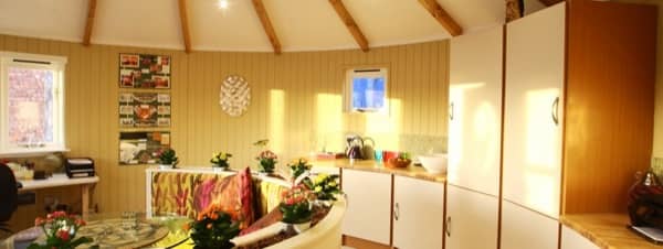 interior-caseta-prefabricada-Rotunda-Living-cocina