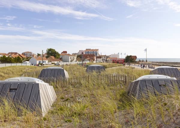 Duna-Habitada-equipamiento-deportivo-claraboyas