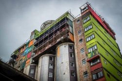 silo-con-contenedores-para-residencia-estudiantes