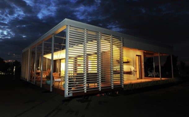 casa solar Sure House nocturno