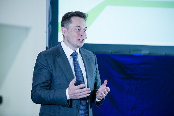 Elon Musk charla sobre balance neto