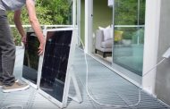 SolPad: panel solar integrado, con inversor, batería, y software