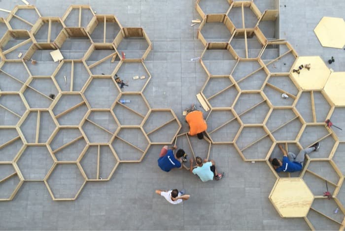 Jardín sensorial creado con módulos de madera y vegetación | Zighizaghi