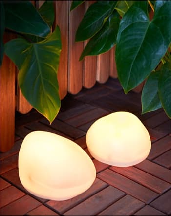 lámpara solar para jardín con forma de piedra IKEA