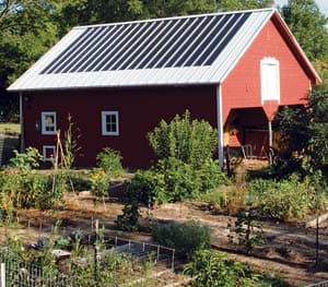 casa con láminas solares en cubierta